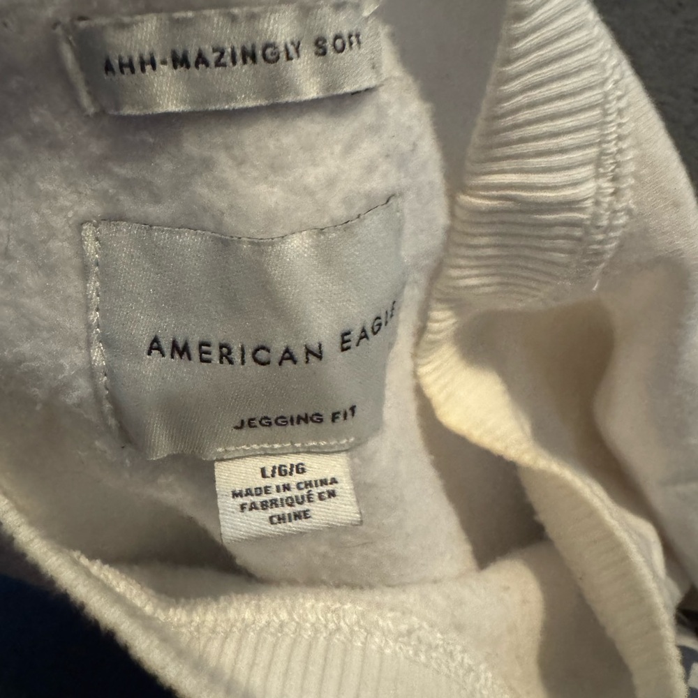 American Eagle Outfitters Cream Crewneck Sweater - Picture 4 of 4